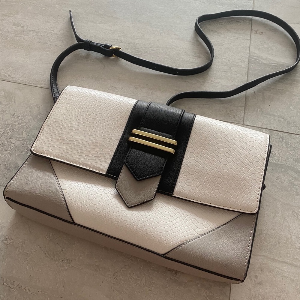 Great shoulder/crossbody bag w beautiful detail!
